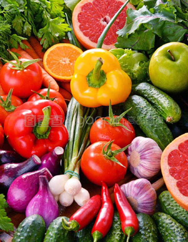 含有各種新鮮有機(jī)蔬菜和水果的成分